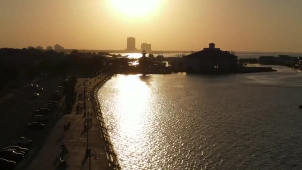 Gente Caminando Paseo Marítimo Atardecer Con Reflexión Sobre Lago Pontchartrain — Vídeos de Stock