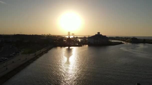 南游艇俱乐部大楼和庞查雷恩湖中的防波堤公园的金色阳光 新奥尔良 广域网 — 图库视频影像