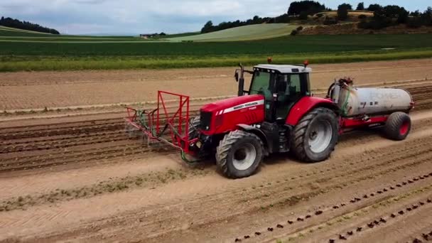 Lot Dronem Pobliżu Ciągnika Napędami Przyczepy Nad Polem Wylewa Młode — Wideo stockowe