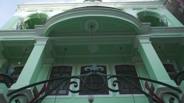 Macau Gimbal Shot Van Koloniale Gevel Met Teal Groene Bekleding — Stockvideo