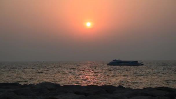 Dubai Water Taxi Żegluje Plam Jumeriah Kierunku Rezydencji Plaży Jumeirah — Wideo stockowe