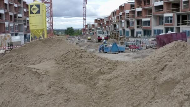 Pile Sabbia Sporcizia Nel Cantiere Appartamenti Lavoratori Che Chiamano — Video Stock