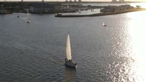 Baie Panoramique Avec Des Yachts Naviguant Sur Coucher Soleil Lac — Video