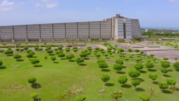 Drönare Flyger Över Parken Runt Faro Colon Mausoleum Monument Och — Stockvideo