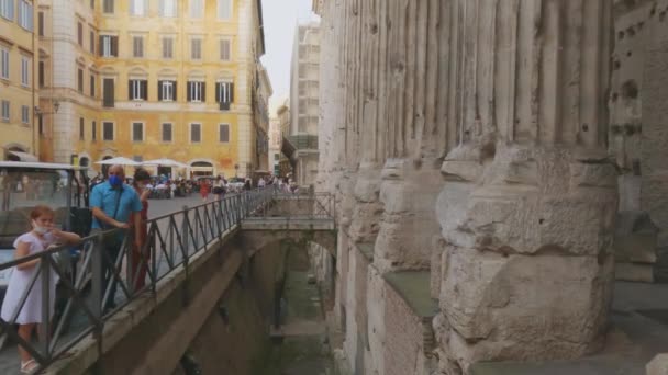 Turisták Családja Meglátogatja Tempio Adriano Ősi Alapjait Vagy Hadrianus Templomát — Stock videók