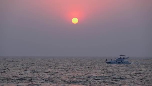 Les Touristes Profitent Une Promenade Sur Yacht Pendant Coucher Soleil — Video