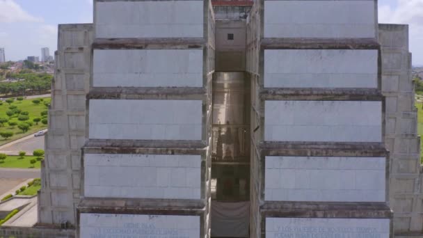 圣多明戈 法罗的入口是一个科隆纪念碑 外立面刻有碑文 空中基座下降 — 图库视频影像