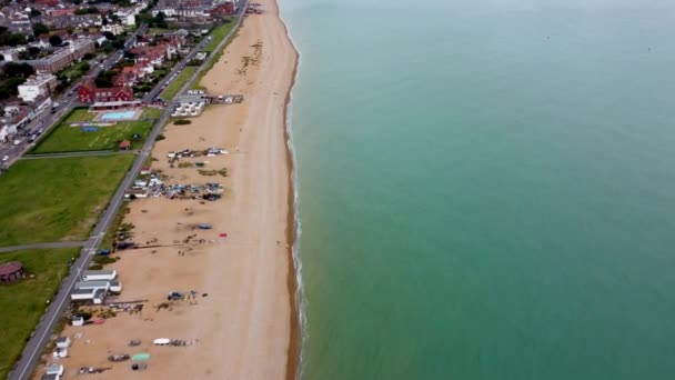 Nagranie Drona Dużej Wysokości Plaży Deal Kent Kierunku Zatoki Sandwich — Wideo stockowe