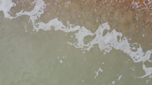 Entspannende Aufnahmen Von Wellen Die Langsam Über Kieselsteine Strand Plätschern — Stockvideo