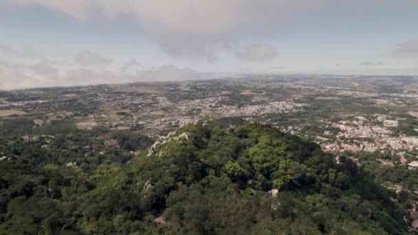 Dolly Tiro Capturando Vasta Extensión Sintra Paisaje Cima Montaña Con — Vídeos de Stock