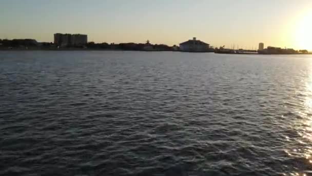 Drone Volar Sobre Agua Calma Del Lago Pontchartrain Durante Puesta — Vídeos de Stock