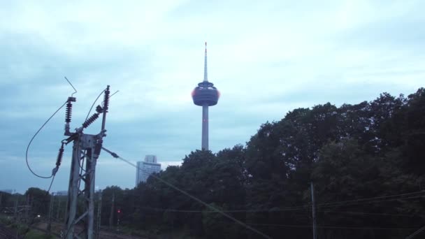 Gładki Timelapse Wieży Kolonialnej Wodzie Kolońskiej Pociągi Przejeżdżają Chmury Się — Wideo stockowe