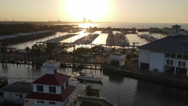 在美国路易斯安那州新奥尔良市日落的庞查雷恩湖畔的新奥尔良市游艇港停靠 — 图库视频影像