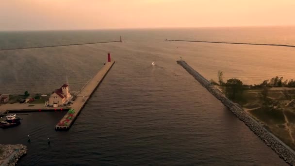 Sanft Voranschreiten Mit Luftaufnahme Der Sonnenuntergangsfarben Lake Michigan Channel — Stockvideo