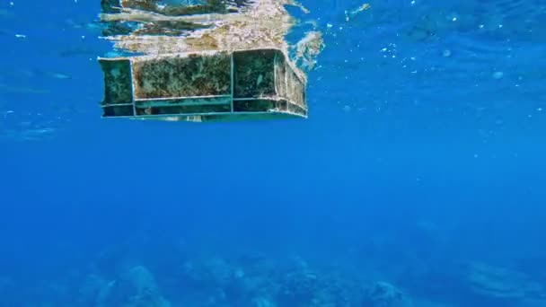 Caisse Plastique Recouverte Mousse Flottant Dans Océan Sous Marins — Video