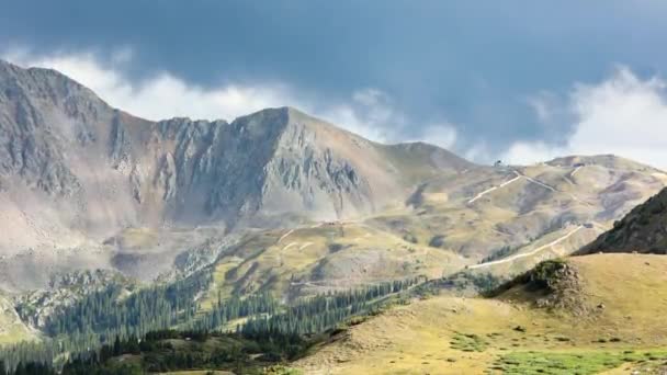 Wolken Wirbeln Über Die Rocky Mountains Zeitraffer — Stockvideo