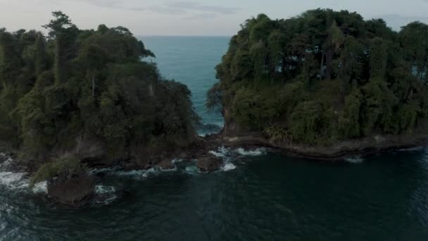 Neobydlený Zalesněný Ostrov Uprostřed Tyrkysově Modrého Oceánu Punta Mona Karibské — Stock video