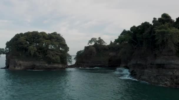 Fantastisk Natur Havsvågor Kraschar Rocky Island Med Tät Vegetation Punta — Stockvideo