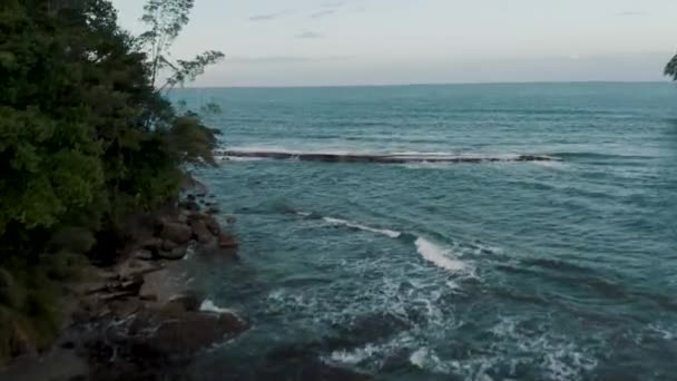 Onde Blu Turchese Schiantarsi Affioramenti Rocciosi Vicino All Isola Punta — Video Stock