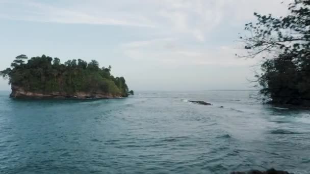 Natursköna Havsvågor Punta Mona Öarna Med Grönskande Träd Costa Rica — Stockvideo
