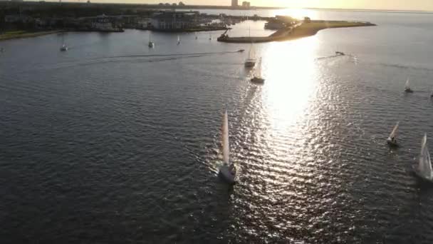 Fartyg Som Lämnar Hamnen Soluppgång Vid Sjön Pontchartrain New Orleans — Stockvideo
