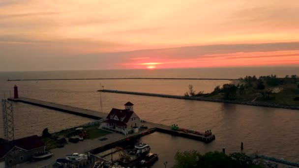 Zdjęcie Kanału Muskegon Zachodzie Słońca Kreatywny Ruch Patelni Bocznej Drona — Wideo stockowe