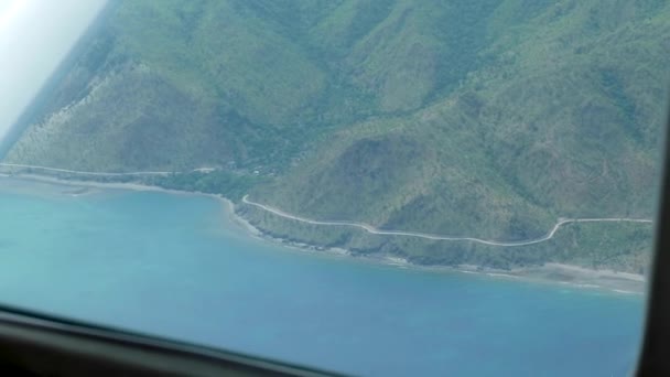 在遥远的热带岛屿东帝汶 在蜿蜒曲折的道路 山丘和碧绿的海水中 在令人叹为观止的海岸线上飞行 — 图库视频影像