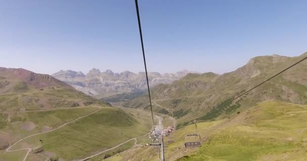 Telesilla Pirineos Españoles Bajando Una Montaña Estación Esquí Astún Huesca — Vídeos de Stock