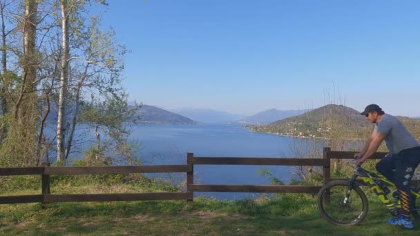 Bisikletli Bir Adam Gelir Maggiore Gölü Talya Nın Muhteşem Panoramik — Stok video