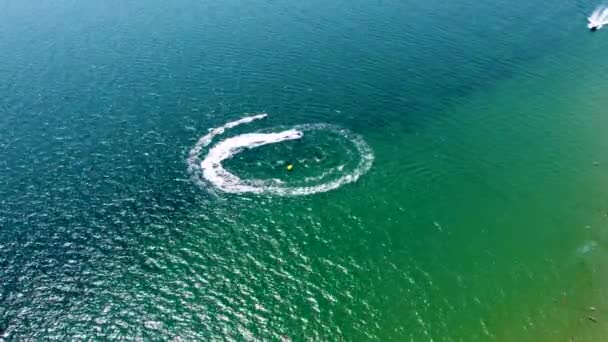 Drone Clip Van Boten Jetski Het Uitvoeren Van Watersporten Naast — Stockvideo