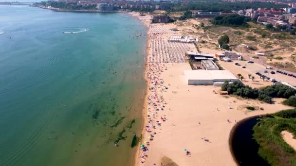 4K前進ドローンクリップブルガリアのサニービーチのエキゾチックな黄金の砂のビーチ — ストック動画