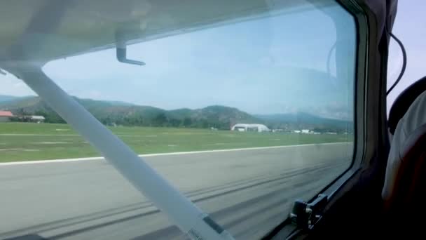 Decollo Accidentato Sulla Pista Piccolo Aereo Una Remota Isola Tropicale — Video Stock