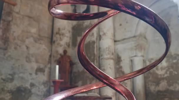 Scultura Bronzo Rotante Con Candela Scultura Sullo Sfondo All Abbazia — Video Stock