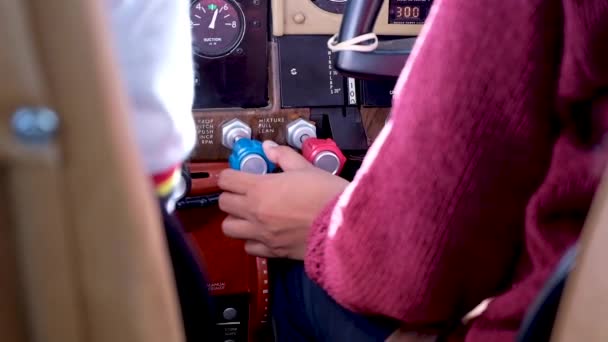 Capitano Donna Piloti Mani Aereo Aereo Utilizzando Quadranti Cruscotto Volo — Video Stock