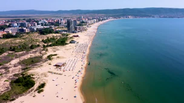 4K在保加利亚桑尼海滩一个奇异的金色沙滩上向前移动的无人驾驶飞机夹 — 图库视频影像