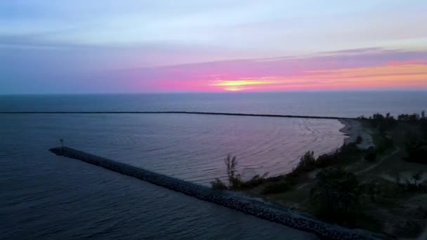 Flyg Panorera Över Sjö Kanal Muskegon Härlig Rosa Himmel — Stockvideo