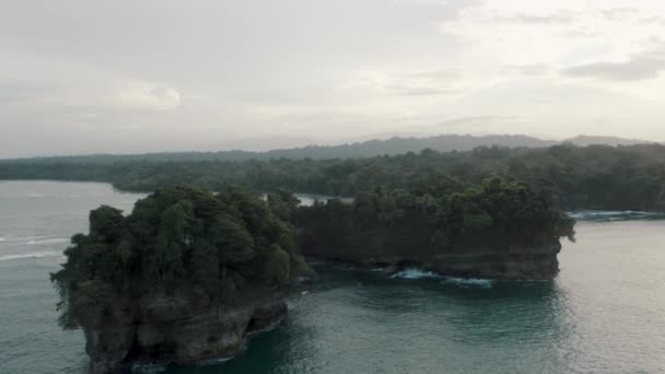 Waves Splashing Rugged Island Punta Mona Caribbean Coast Kostarika Aerial — Stock video