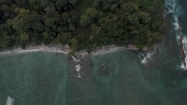 哥斯达黎加加勒比海岸蓬塔莫娜海滩上的绿松石水 空中自上而下射击 — 图库视频影像