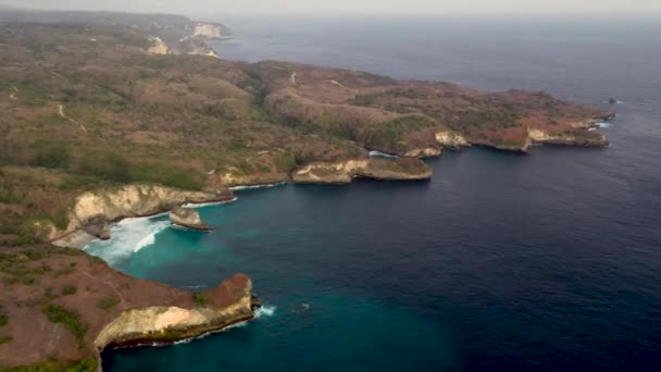 Luchtfoto Van Turquoise Oceaan Golven Crashen Kustlijn Van Het Broken — Stockvideo