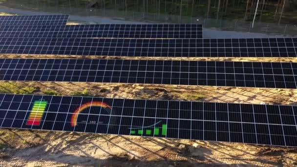 Vista Aérea Sobre Paneles Fotovoltaicos Con Iconos Batería Hud Animación — Vídeo de stock