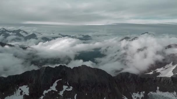 Timelapse Dronem Górskiego Krajobrazu Szybko Poruszającymi Się Chmurami Alpach — Wideo stockowe