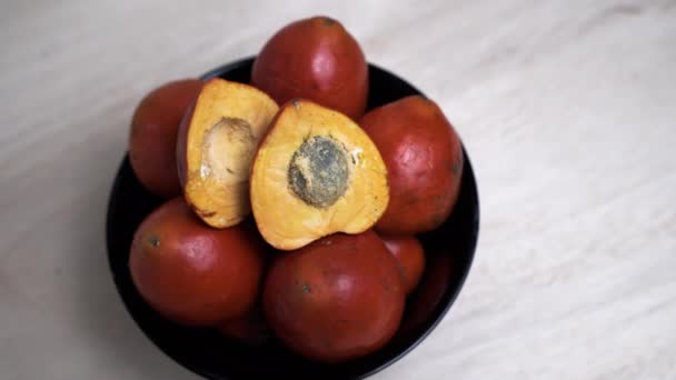 Top Met Veel Chontaduro Fruit Schaal Tafel Close Prores — Stockvideo