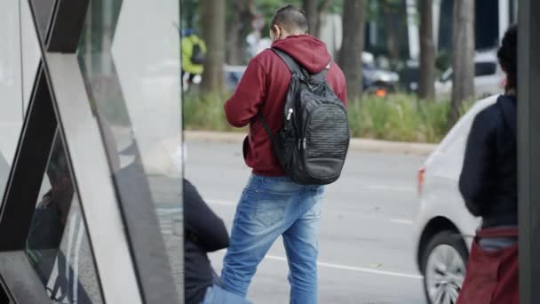 Büyük Bir Şehrin Işlek Bir Caddesinde Gününün Sonunda Otobüs Durağında — Stok video