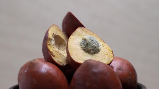 Primer Plano Rotación Fruta Fresca Madura Chontaduro Delante Fondo Blanco — Vídeos de Stock