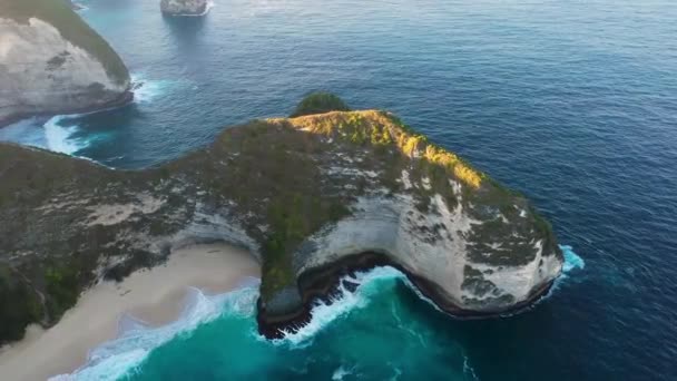 Flygfoto Över Nusa Penida Indonesien Den Ikoniska Kelingking Rex Beach — Stockvideo