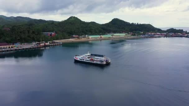 Barco Ferry Navegando Hacia Puerto Liloan Sur Leyte Filipinas — Vídeos de Stock