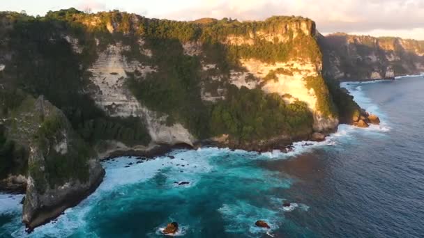 环田岛是巴厘岛水晶岛海滩的旅游胜地之一 在空中俯瞰着美丽的悬崖峭壁海岸线 日落时分 — 图库视频影像