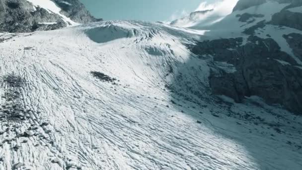 Filmato Aereo Ghiacciaio Nelle Alpi Con Crepacci — Video Stock