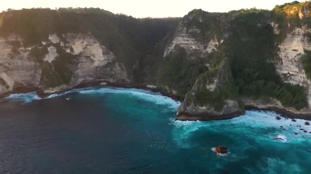 环田岛悬崖海岸线的空中景观 是巴厘岛水晶岛海滩的旅游景点之一 海岭海滩角长方形破碎的海滩 日落时分 — 图库视频影像