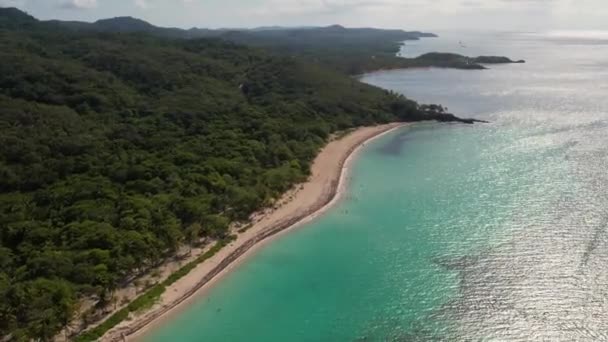 Tropikal Beyaz Kumlu Sahil Manzarası Turkuaz Açık Deniz Suyu Küçük — Stok video